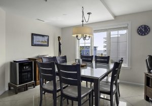 17-dining-and-wine-fridge.jpg