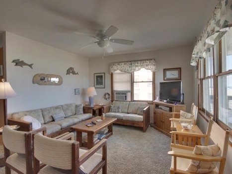 08-living-room.jpg 08-living-room.jpg