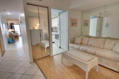 01-entryway.jpg 01-entryway.jpg