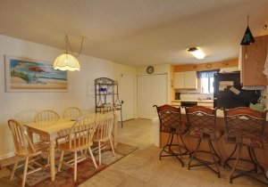 10-dining-kitchen.jpg