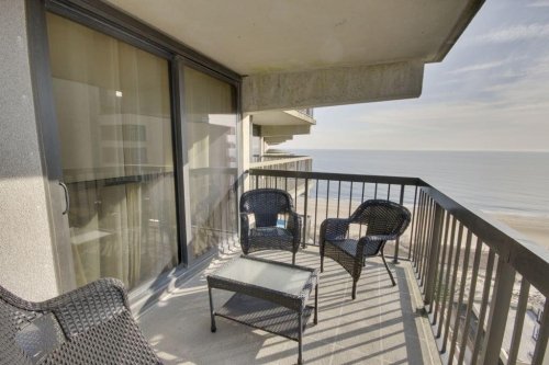 07-balcony.jpg 07-balcony.jpg